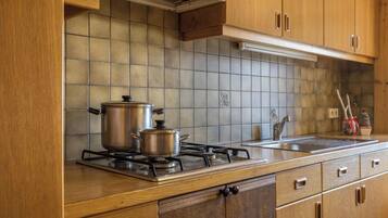 Frigorifero, piano cottura, macchina per tè/caffè, bollitore elettrico