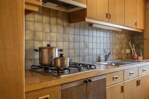 Fridge, stovetop, coffee/tea maker, electric kettle - Holiday at Farmyard Rosshof - Holiday Apartment Primo Piano with Wi-Fi & Balcony (San Martino in Badia)