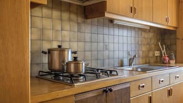 Fridge, stovetop, coffee/tea maker, electric kettle
