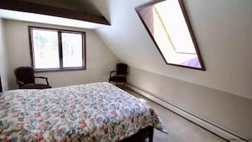 3 bedrooms, desk, iron/ironing board, travel crib