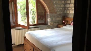 1 habitación, tabla de planchar con plancha, wifi gratis y ropa de cama