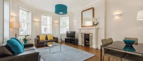 Apartment | Wohnbereich | 42-Zoll-Fernseher mit Satellitenempfang
