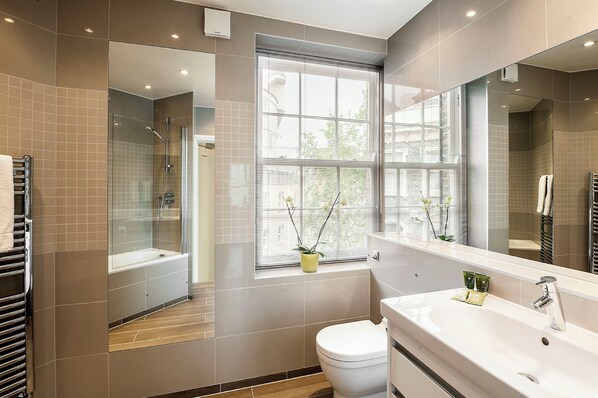 Departamento | Baño | Regadera, secadora de cabello, toallas, jabón 