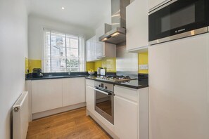 Appartement | Cuisine privée | Grand réfrigérateur, micro-ondes, four, lave-vaisselle