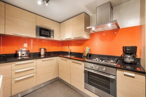 Apartment | Private kitchen | Cookware/dishes/utensils