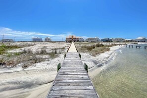 Plage à proximité, planche à voile, kayak, navigation en bateau à moteur