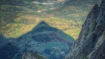 Paisatge de muntanyes amb una vall i una important roca prominent.