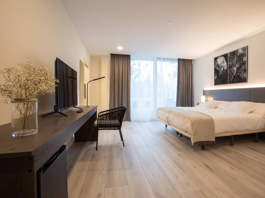 Superior kamer | Een kluis op de kamer, een bureau, een laptopwerkplek