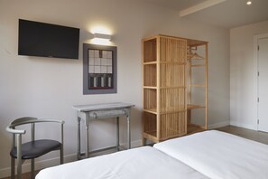 Habitación con 2 camas individuales | Escritorio, espacio para trabajar con laptop y wifi gratis 