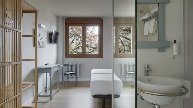 A modern bathroom with a sink, mirror, and window. - Aritzalko (Etxarri-Aranatz)