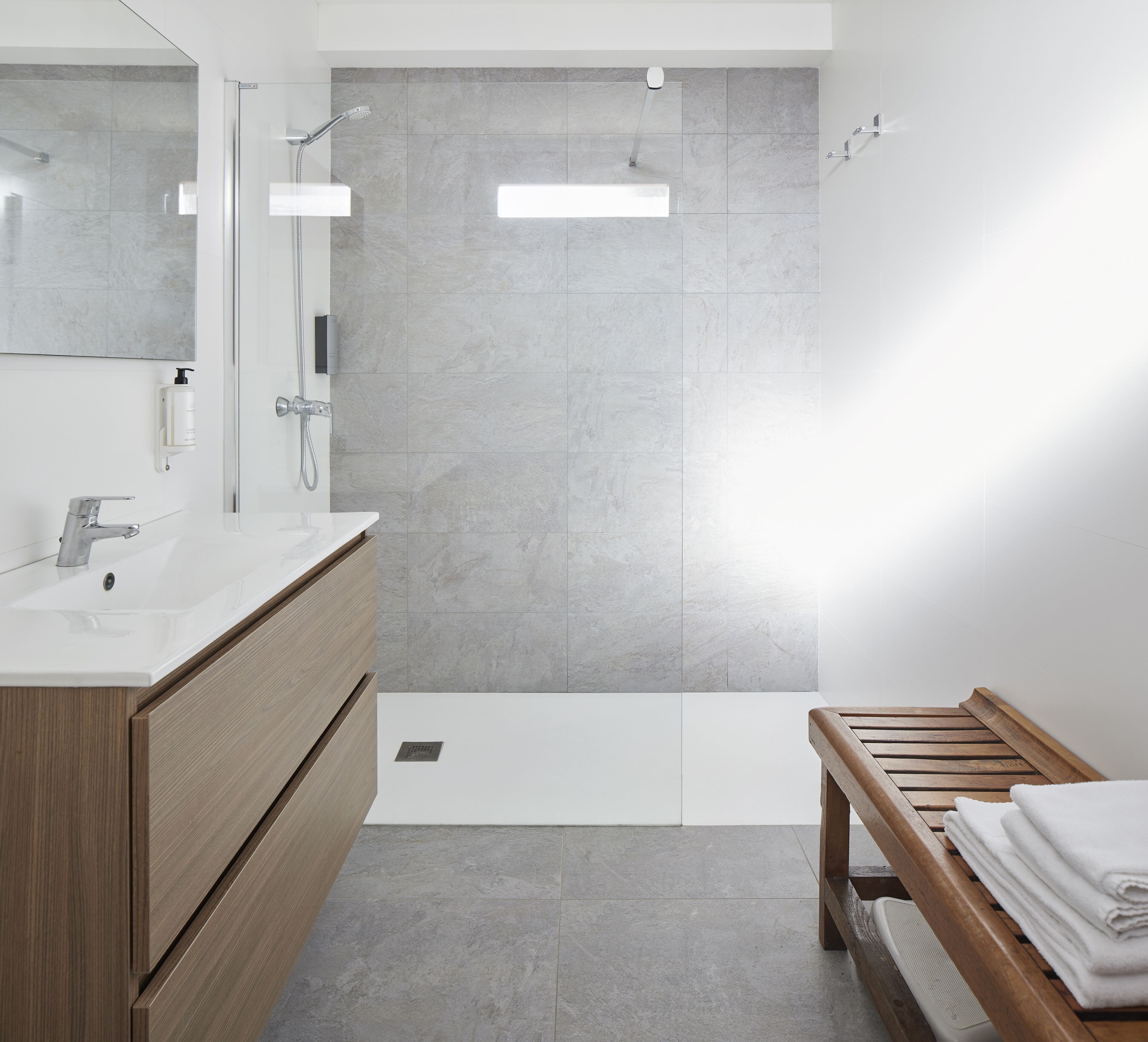 Appartement | Badkamer | Een douche, handdoeken