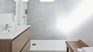 Appartement | Badkamer | Een douche, handdoeken