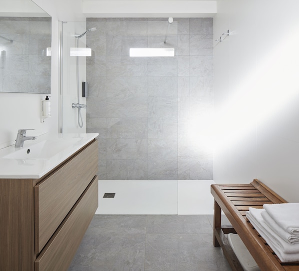 Departamento | Baño | Regadera y toallas
