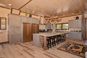 冷蔵庫、電子レンジ、オーブン、コンロ