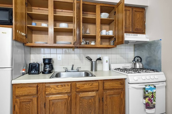 Refrigerador, microondas, horno y parrilla de estufa