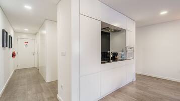 Køleskab, mikrobølgeovn, ovn, kogeplade