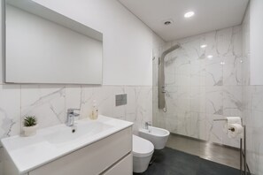 Shower, hair dryer, bidet, towels - Palhotas Guest House - Apartamento Sameiro (Braga)