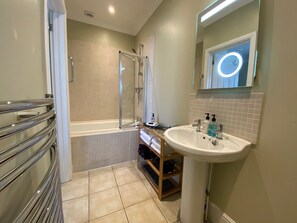 Apartment | Badezimmer | Duschwanne, Komfortbadewanne, Haartrockner, Handtücher