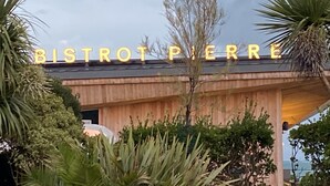 Het uiterlijk van BISTROT PIERRE, met een houten gevel en een bord boven de ingang.