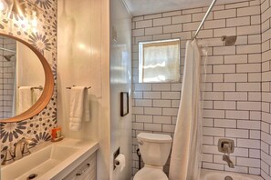 Hair dryer, towels - Modern Cottage perfect for family vacation! (Canyon Lake)