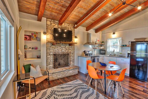 Contemporary Cottage for 6 guests! Great Family Getaway!