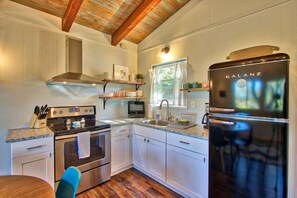 Fridge, microwave, oven, stovetop - Modern Cottages with Prime Canyon Lake Access (Canyon Lake)