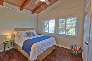 1 bedroom, WiFi, bed sheets - Modern Cottages with Prime Canyon Lake Access (Canyon Lake)