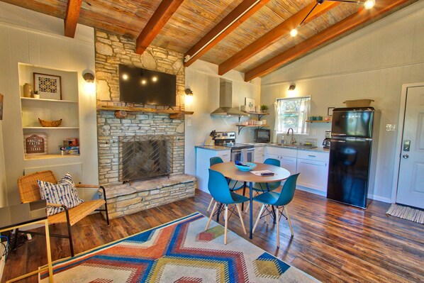 Dining - Modern Cottages with Prime Canyon Lake Access (Canyon Lake)