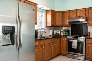 Fridge, microwave, oven, stovetop - Cozy Condo by Fairfield U/SHU_Patio_Washer/Dryer (Fairfield)