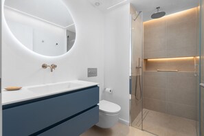 Baignoire, sèche-cheveux, serviettes fournies, savon