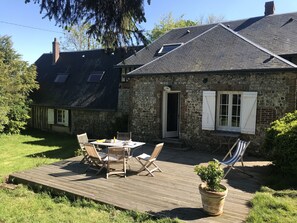 Outdoor dining - Country house near the sea with enclosed garden 1 hectare (Tourville-les-Ifs)
