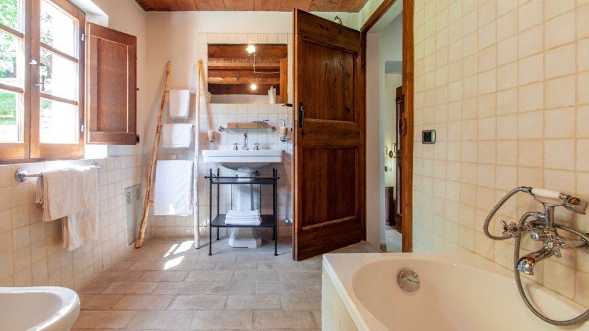 Un baño con bañera, ducha y lavabo.