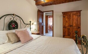 5 bedrooms, travel cot, WiFi, bed sheets