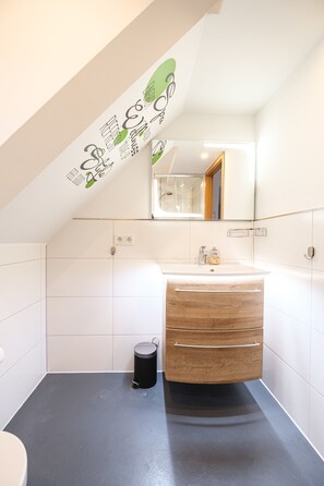 Combined shower/tub, hair dryer, towels, soap