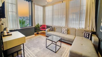 Deluxe Suite | Egyptian cotton sheets, premium bedding, memory foam beds, minibar