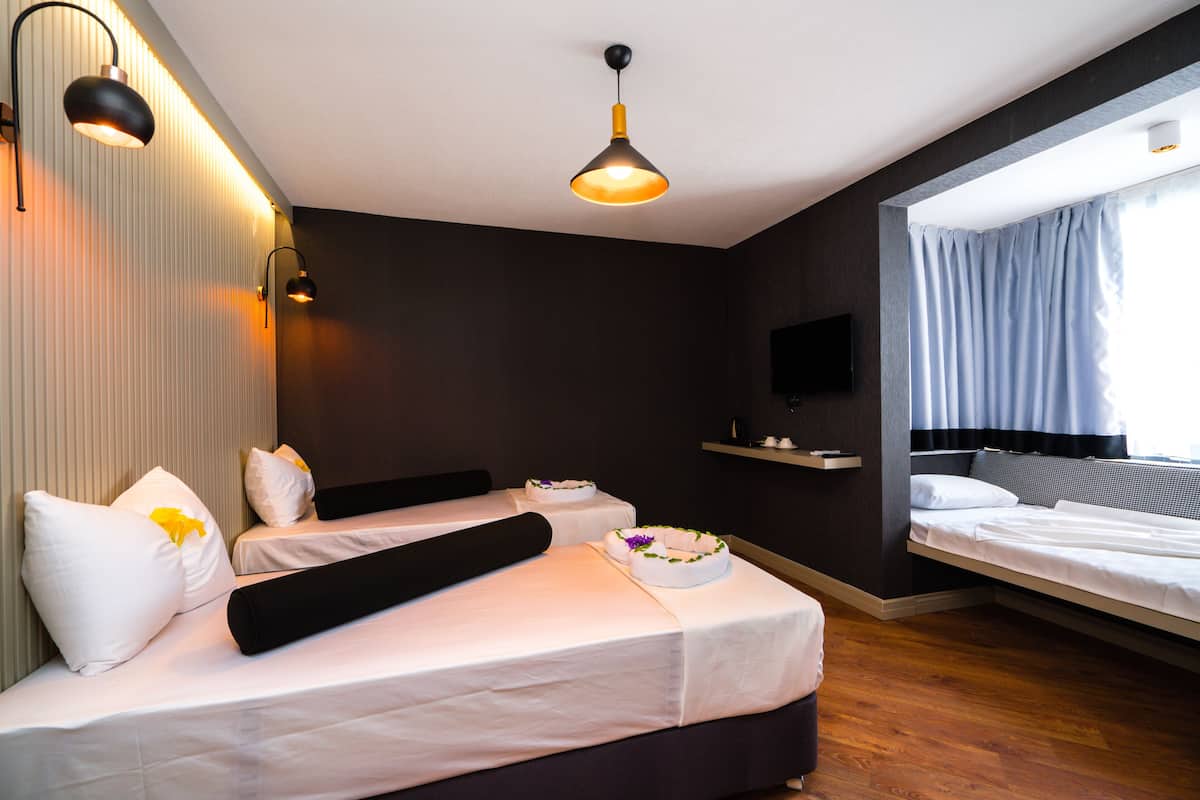 uc tek kisilik yatakli oda | 1 bedroom, egyptian cotton sheets, premium bedding, memory-foam beds