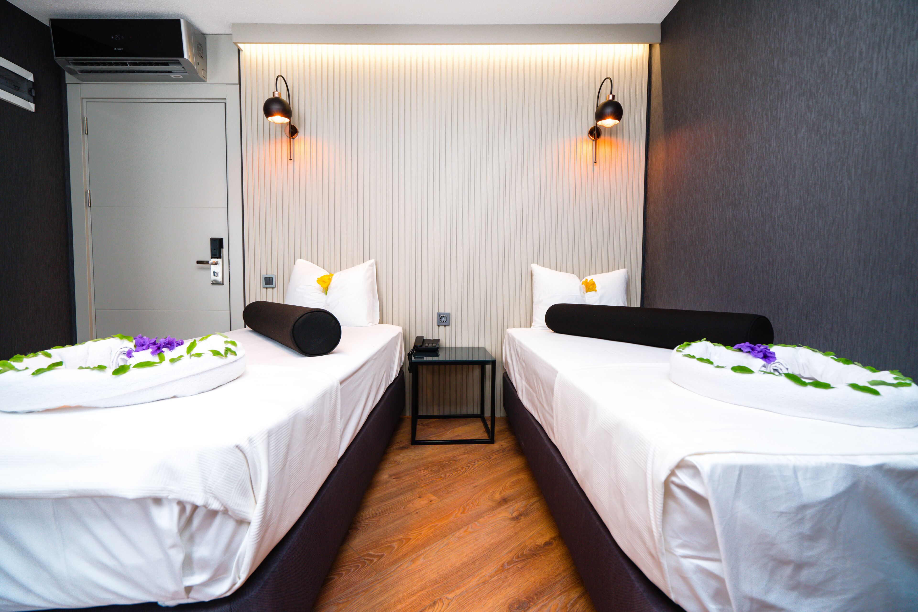 uc tek kisilik yatakli oda | 1 bedroom, egyptian cotton sheets, premium bedding, memory-foam beds