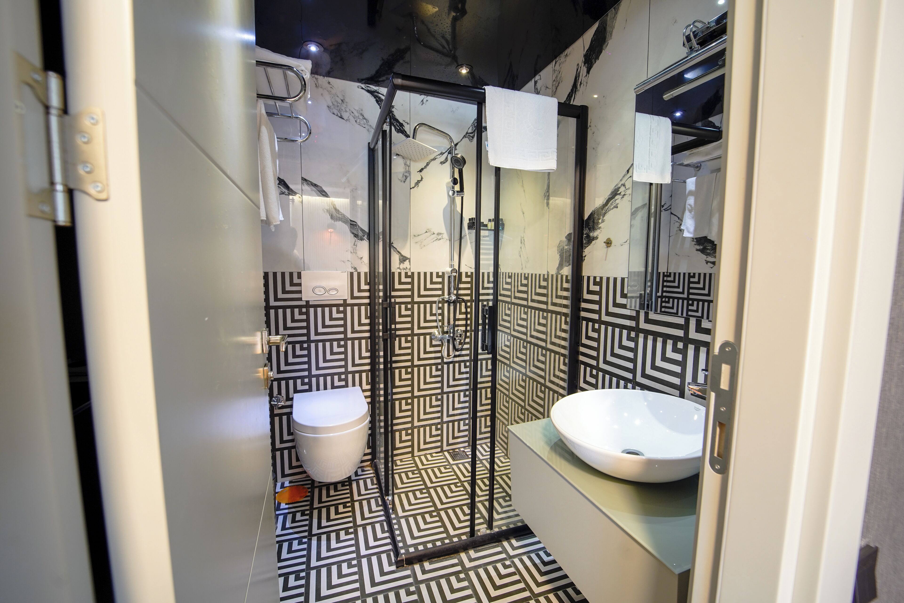 economy double room | bathroom | shower, hydromassage showerhead, eco-friendly toiletries, hair dryer