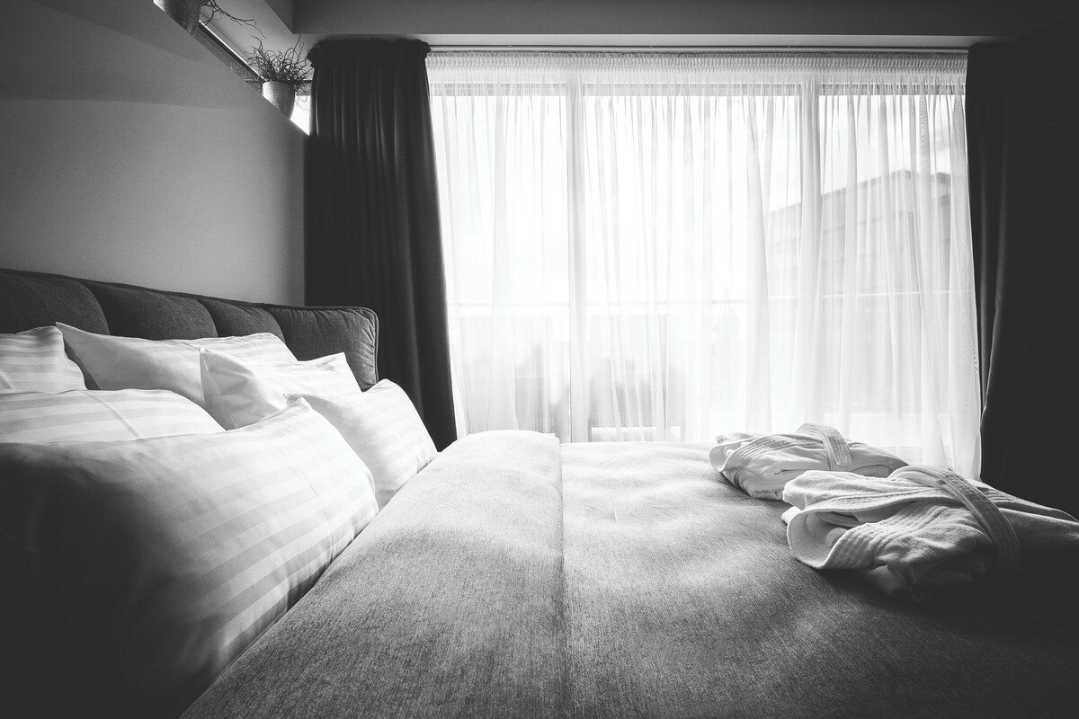 In-room safe, desk, laptop workspace, soundproofing