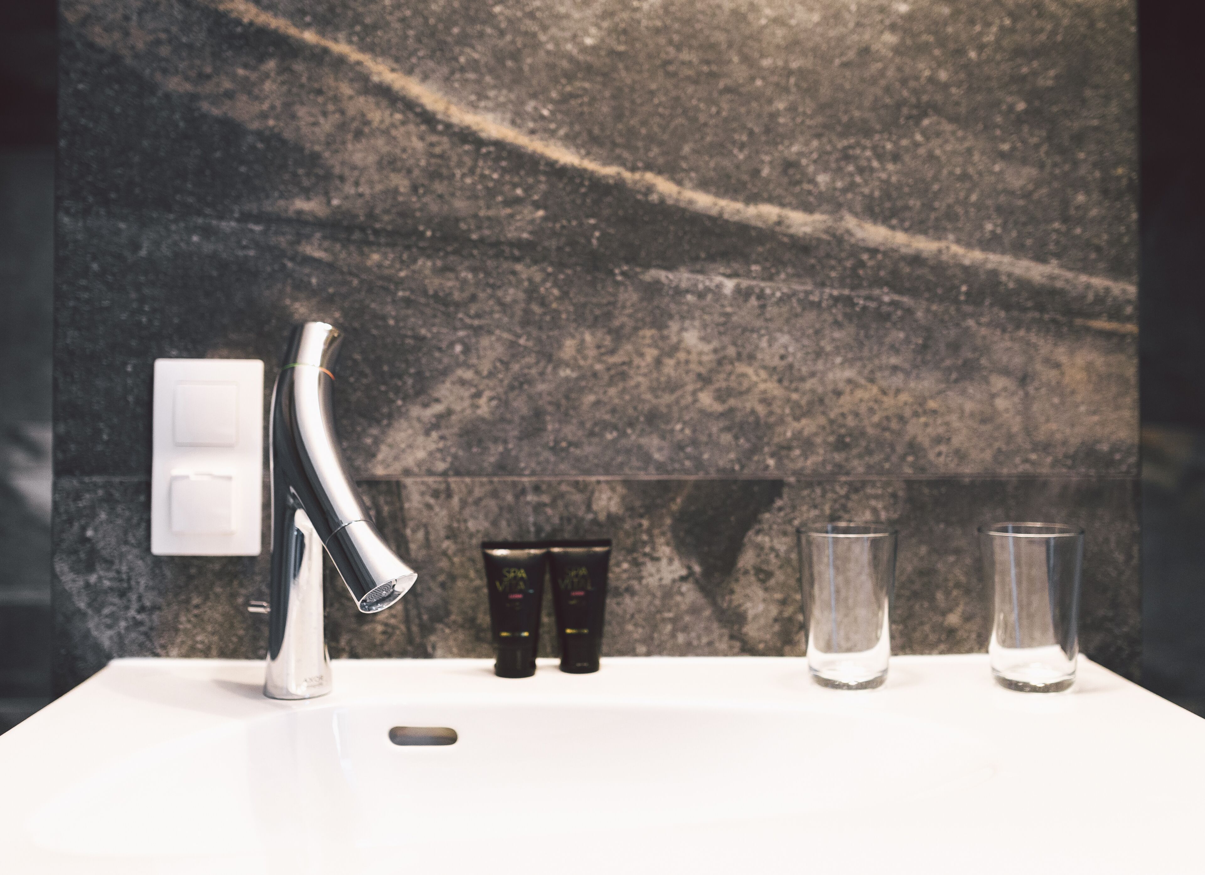 Suite Lune de Miel | Salle de bain | Douche, douche à « effet pluie », sèche-cheveux, serviettes fournies