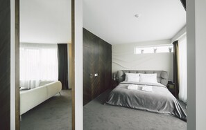 خزنة داخل الغرفة ومكتب ومساحة عمل للكمبيوتر المحمول وتجهيزات عازلة للصوت