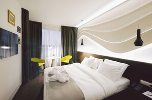 Een kluis op de kamer, een bureau, een laptopwerkplek