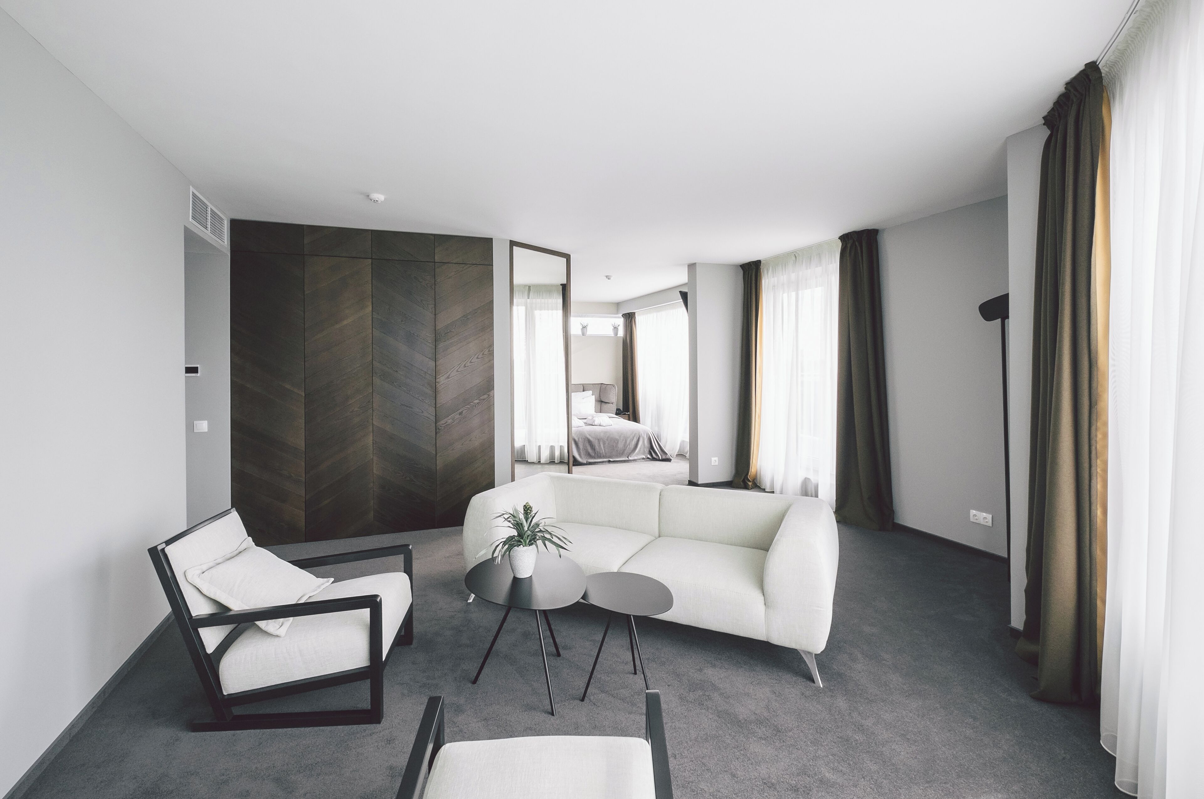 خزنة داخل الغرفة ومكتب ومساحة عمل للكمبيوتر المحمول وتجهيزات عازلة للصوت