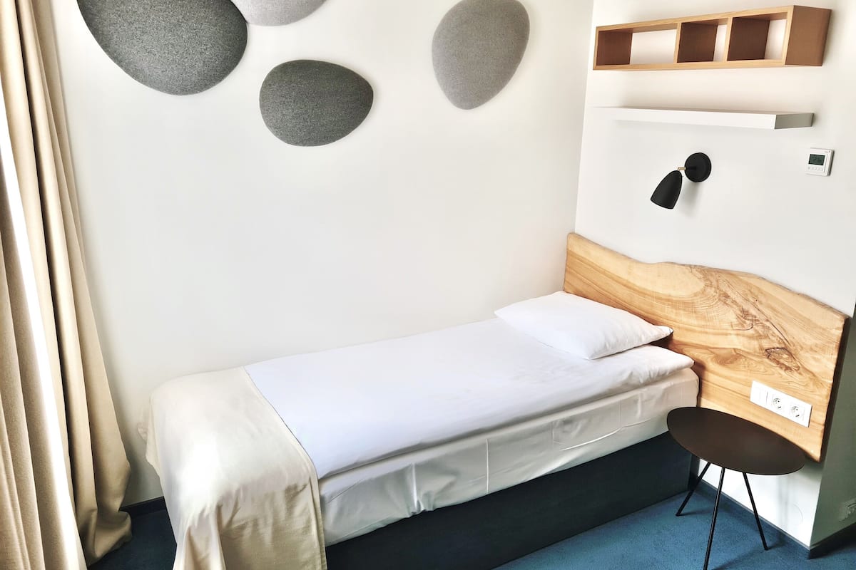 Klassieke eenpersoonskamer | 1 slaapkamer, een kluis op de kamer, een bureau, een laptopwerkplek
