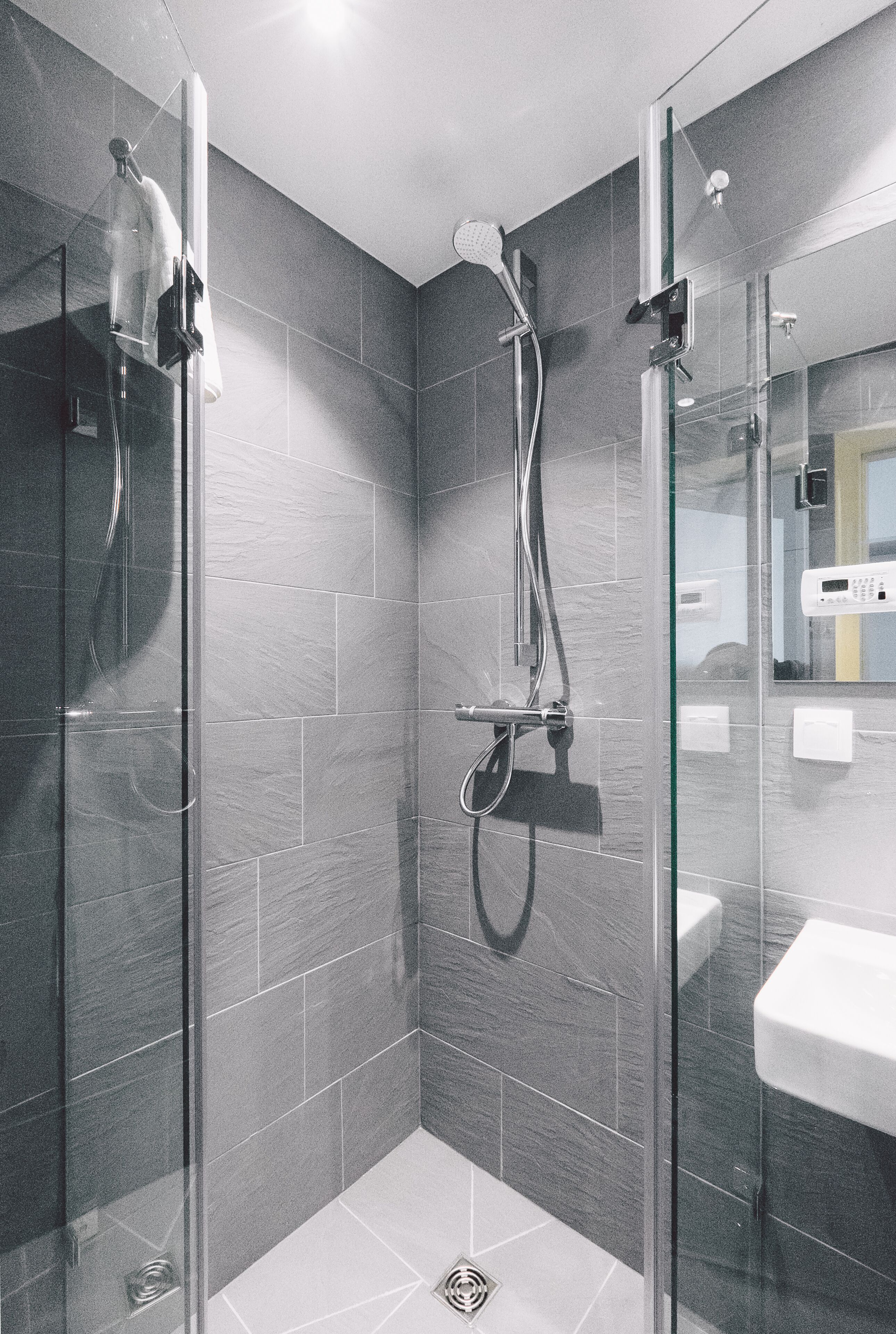 Chambre Double Affaires | Salle de bain | Douche, douche à « effet pluie », sèche-cheveux, serviettes fournies