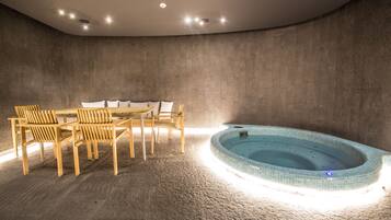 Indoor spa tub