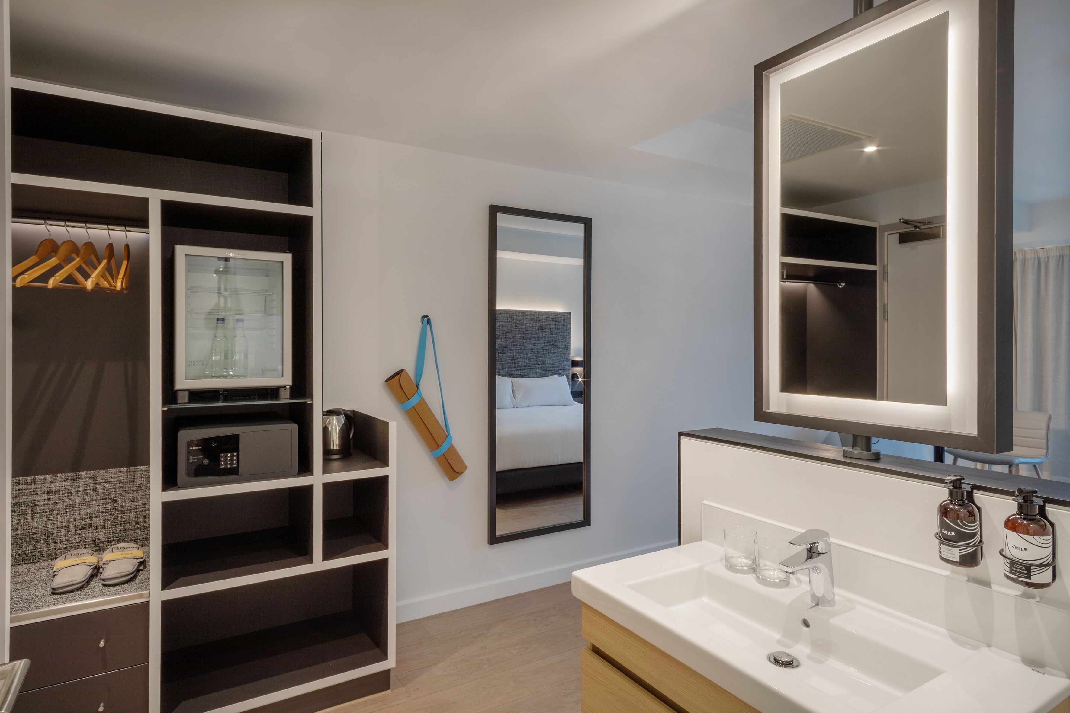 2 bedrooms, down duvets, free minibar, in-room safe