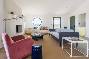 Téléviseur, foyer, chaîne audio, bureau