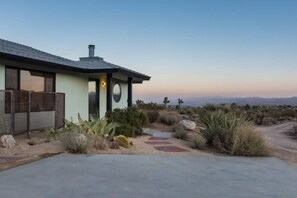 Exterior - Yucca Hut by Homestead Modern · Hot Tub + Plunge (Yucca Valley)