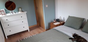2 dormitorios, tabla de planchar con plancha, ropa de cama